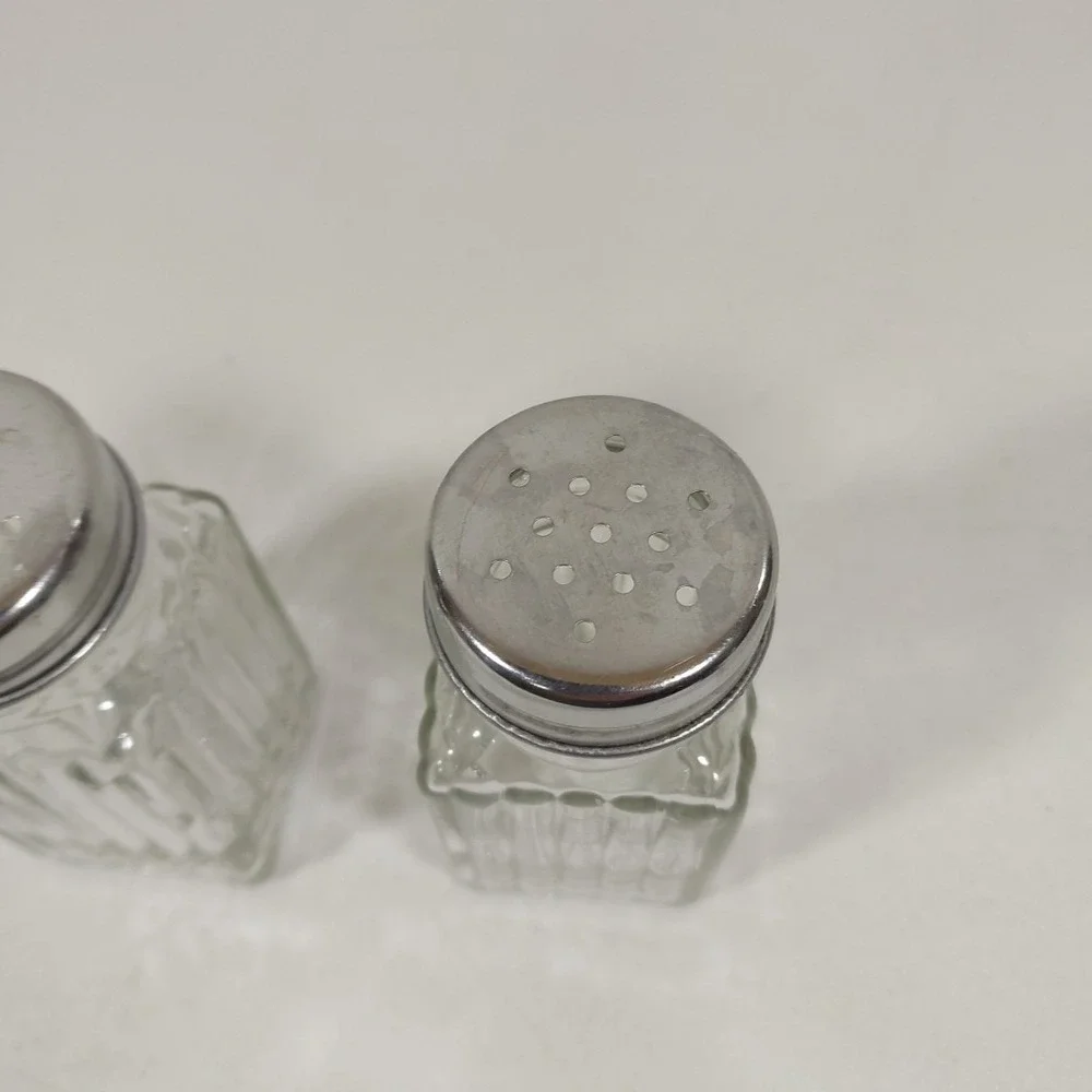 Vintage Clear Glass Salt&Pepper Shakers-Ribbed Design W/ Metal‎ Twist-Off Lids